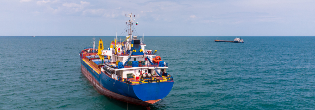 Buque mercante navegando en alta mar, equipado con sistema de ósmosis inversa para producción de agua potable a bordo