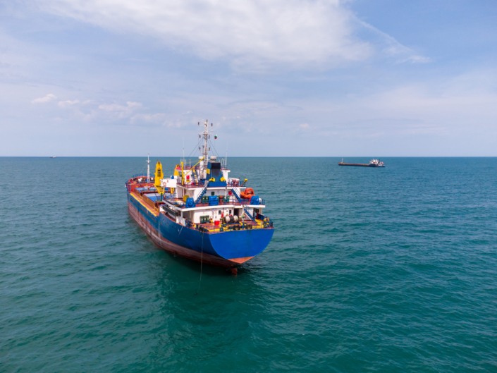 Buque mercante navegando en alta mar, equipado con sistema de ósmosis inversa para producción de agua potable a bordo