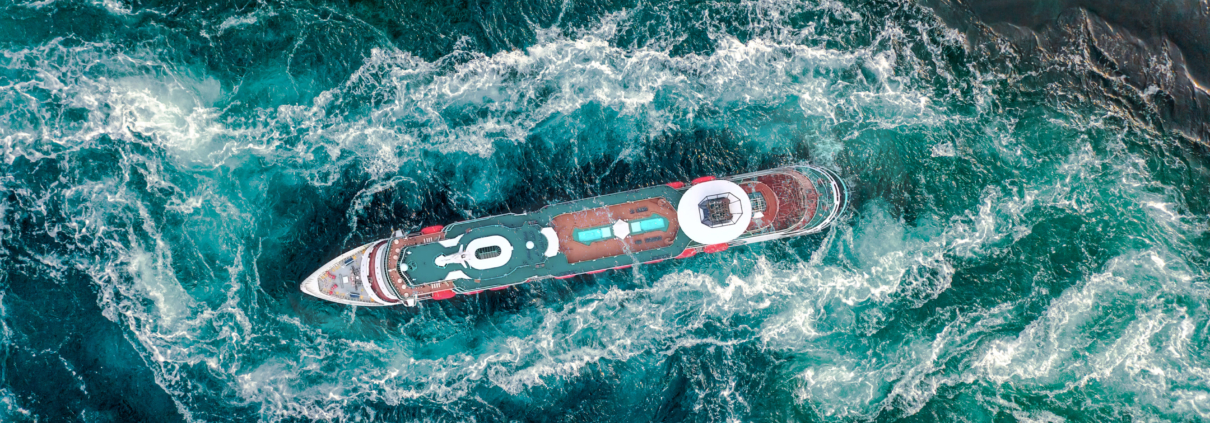 Buque mercante navegando en alta mar, equipado con sistema de ósmosis inversa para producción de agua potable a bordo