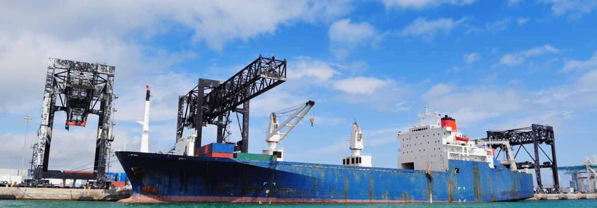 Buque en alta mar operando de forma segura y eficiente gracias al mantenimiento técnico especializado