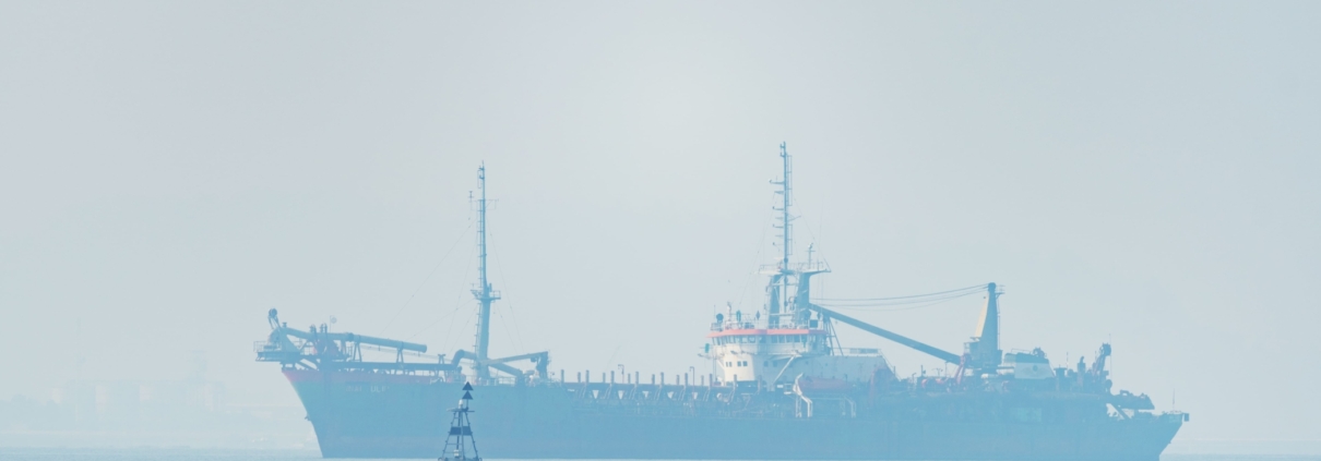 Barco navegando equipado con moderno sistema de dirección marina