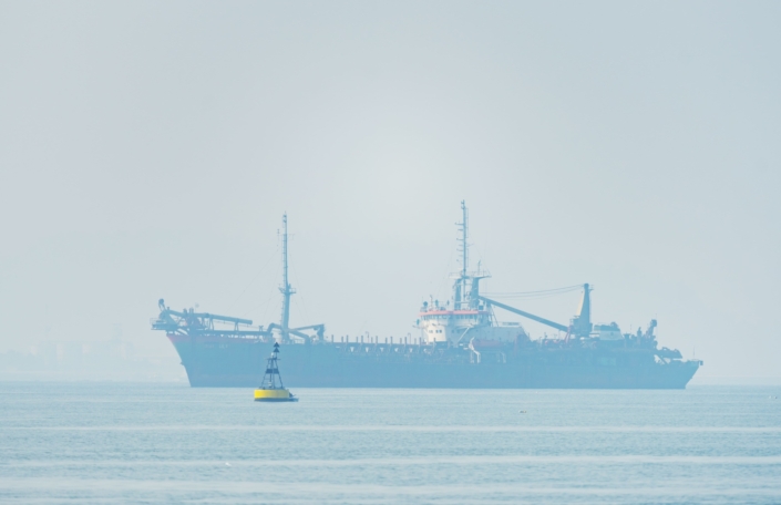 Barco navegando equipado con moderno sistema de dirección marina