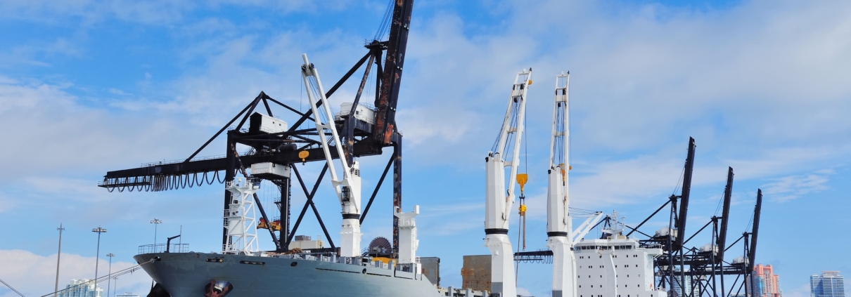 Buque en el mar equipado con sistemas de agua sanitaria y mantenimiento de calefacción a bordo
