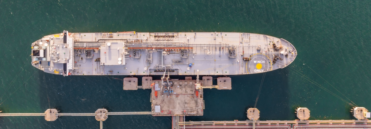 Buque en el mar con sistemas hidróforos instalados a bordo