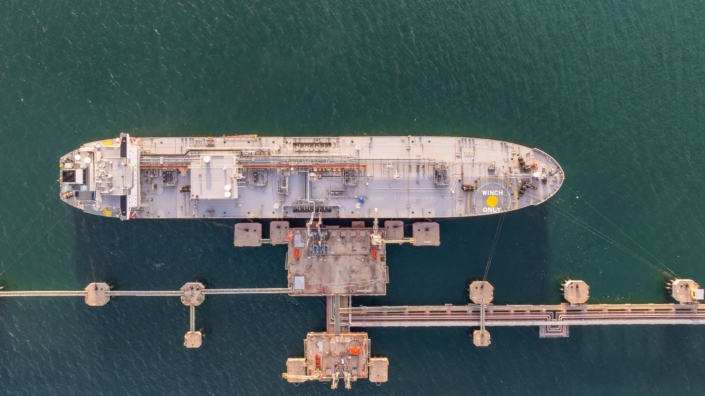 Buque en el mar con sistemas hidróforos instalados a bordo