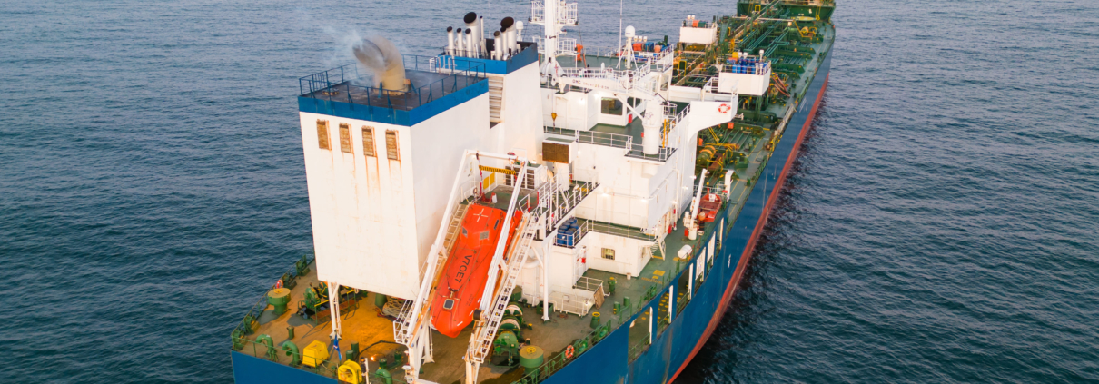 Buque navegando en el mar abierto, equipado con sistemas de esterilización de agua potable que garantizan suministro seguro para tripulación y pasajeros.