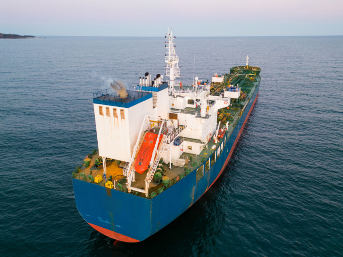 esterilizacion-agua-potable-en-paraguay Buque navegando en el mar abierto, equipado con sistemas de esterilización de agua potable que garantizan suministro seguro para tripulación y pasajeros.