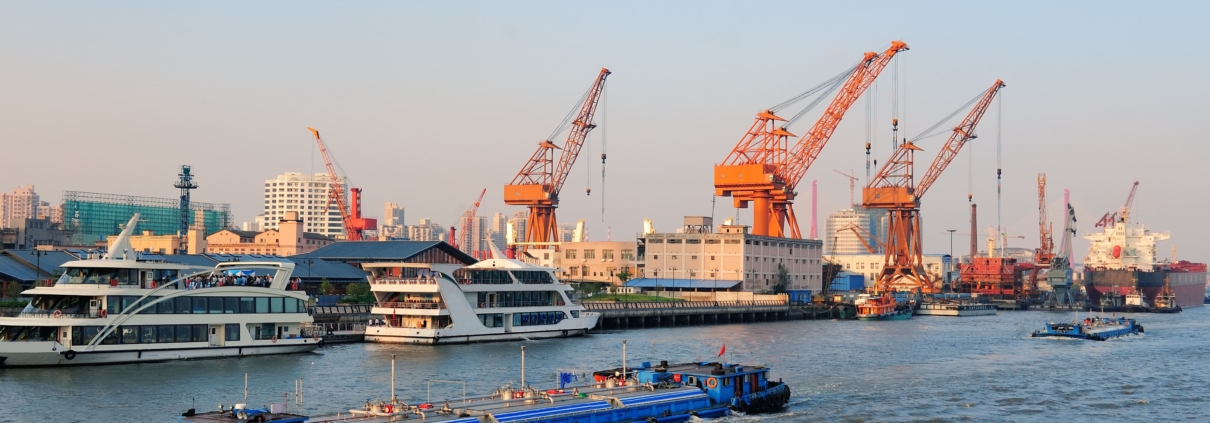 Embarcación marítima navegando en alta mar equipada con sistemas hidróforos para una distribución eficiente del agua a bordo.