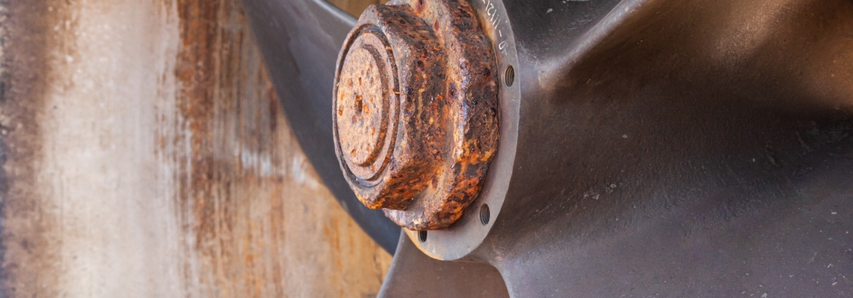 Hélices de un barco mostrando los componentes del sistema de propulsión naval