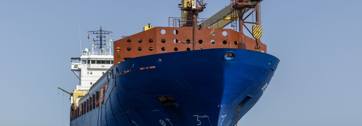 Buque en alta mar protegido con sistemas anticorrosión, mostrando la importancia de mantener la integridad estructural