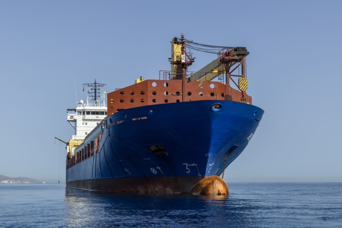 productos-anticorrosión-naval-peru Buque en alta mar protegido con sistemas anticorrosión, mostrando la importancia de mantener la integridad estructural