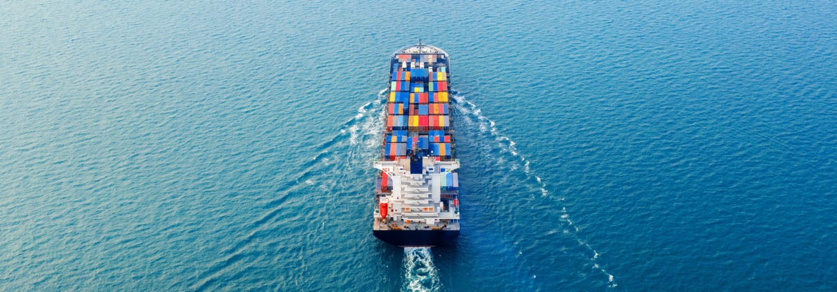 Buque navegando con un sistema de esterilización de agua potable a bordo.