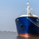 Buque de carga general en puerto industrial con sistema de propulsión marina diésel