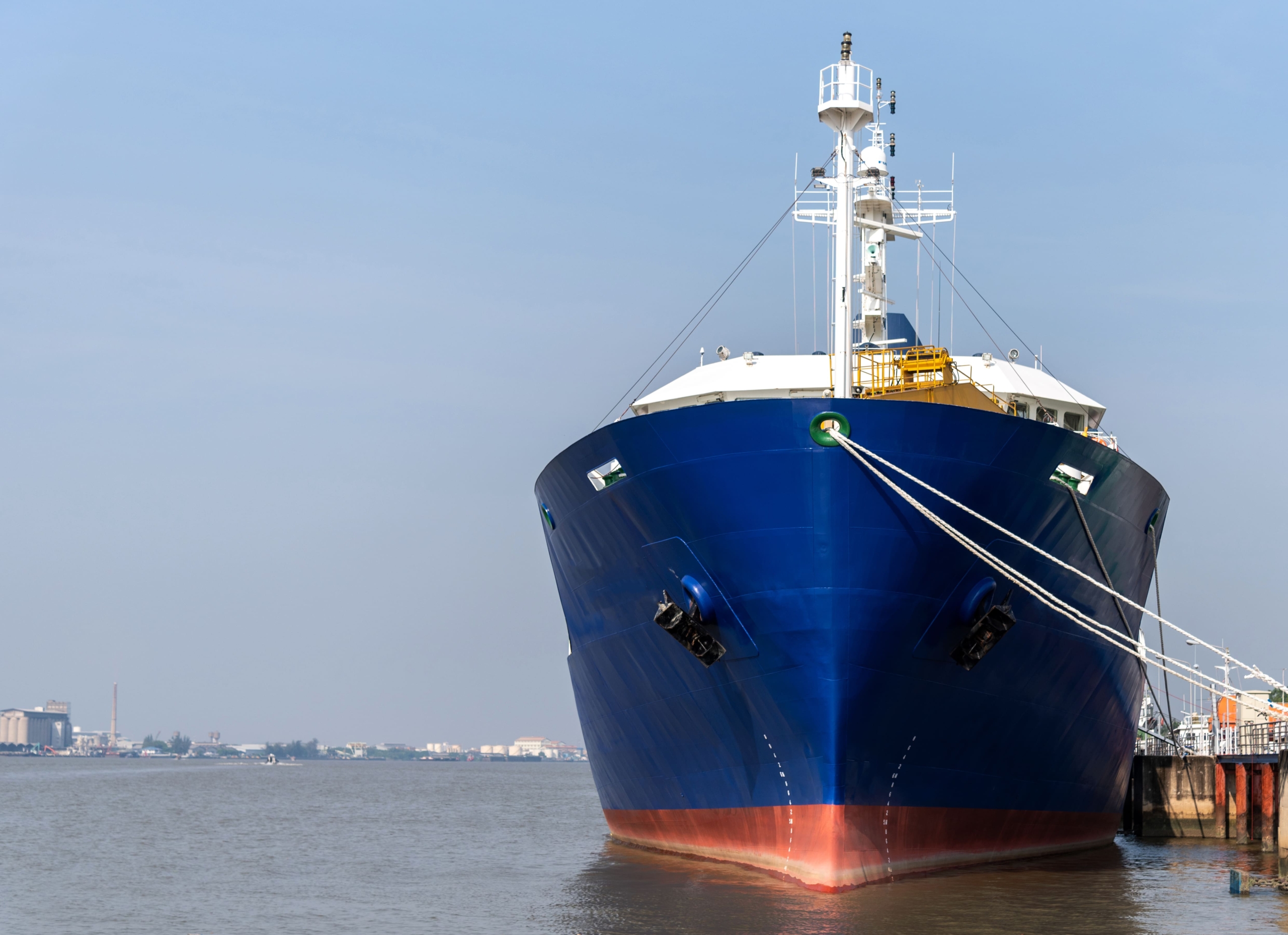 embarcaciones-hc-grupo Buque de carga general en puerto industrial con sistema de propulsión marina diésel