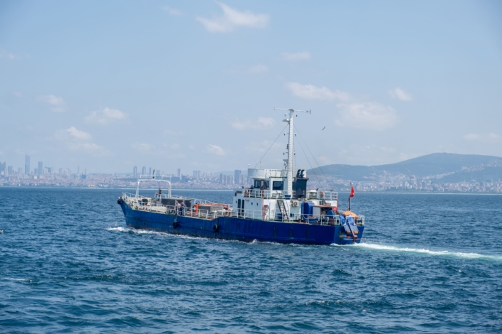 buque-pesquero-hc-grupo Buque de trabajo comercial navegando en aguas portuarias — embarcación con sistemas de gestión de combustible y refueling naval a bordo