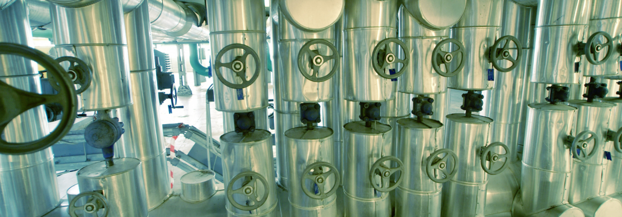 Batería de intercambiadores de calor tubulares con válvulas de control en sala de máquinas — sistemas de refrigeración para motores marinos e industriales