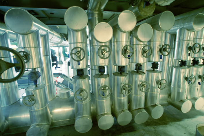 intercambiadores-de-calor-en-embarcaciones-hc-grupo Batería de intercambiadores de calor tubulares con válvulas de control en sala de máquinas — sistemas de refrigeración para motores marinos e industriales