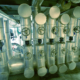 Batería de intercambiadores de calor tubulares con válvulas de control en sala de máquinas — sistemas de refrigeración para motores marinos e industriales